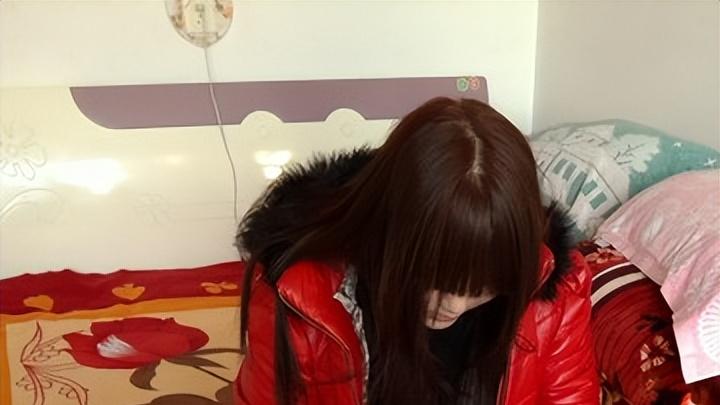 娘家过年竟成噩梦！嫂子当众抢回哥哥红包，女子连夜收拾行李泪奔离开