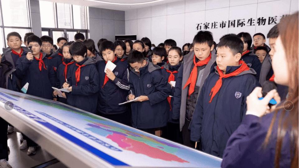 石家庄外国语学校七年级一班走进国际生物医药园规划展馆开展“我爱石家庄”主题实践