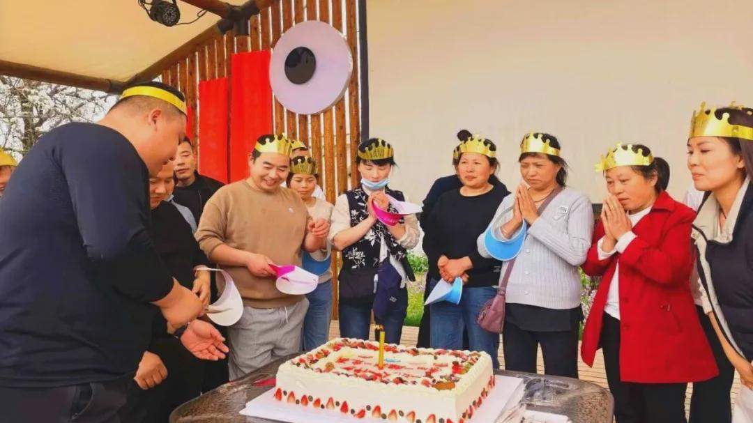 菏泽华英禽业公司开展春季赏梨花·知感恩·共创辉煌团建活动