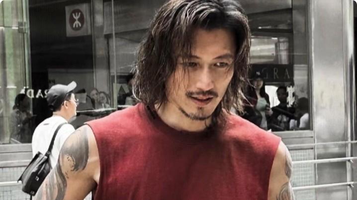 从跳楼不用替身，到《镖人》扛双锏，成龙接班人救了动作片的命