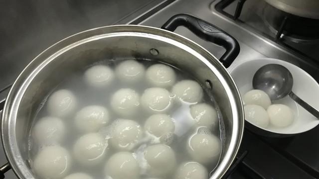 煮汤圆，有人用开水有人用冷水？厨师长揭秘：这样做才软糯不破皮