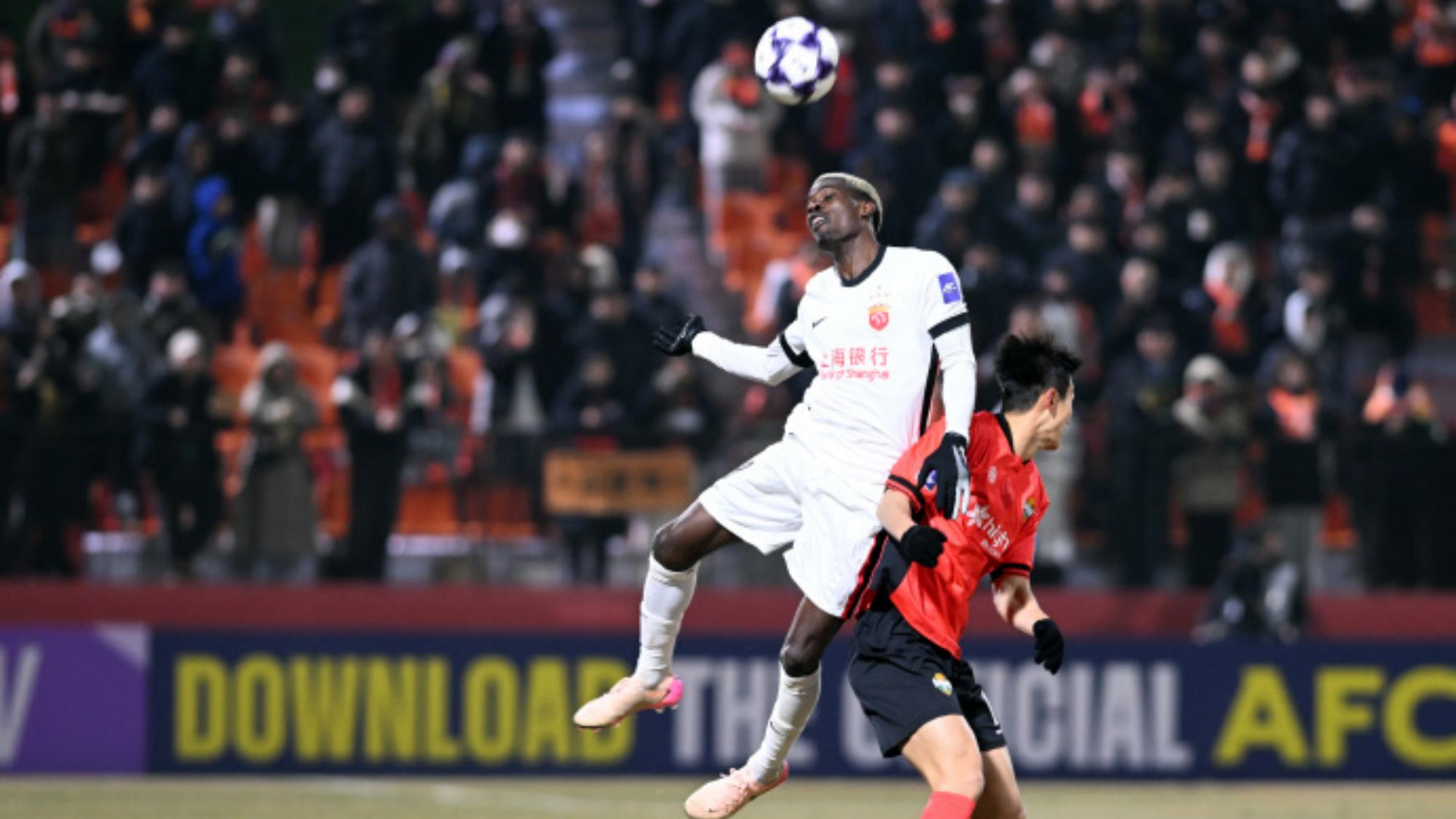 上海海港的外援难题是，下赛季应该换几个