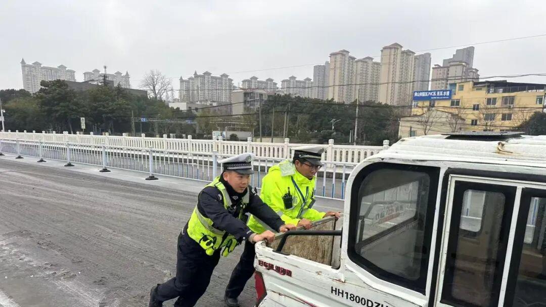 雨雪交加  荆门市掇刀区交警温情护航平安