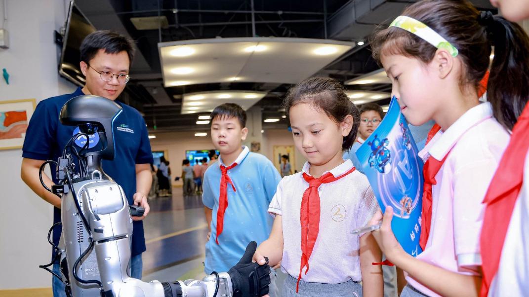 春晚满屏机器人，给所有家长敲响警钟，未来教育早已不是拼分数