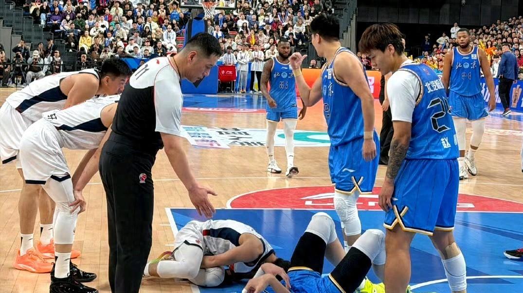 还是周琦蓄意发力搞人，结果错进错出把徐杰搞伤