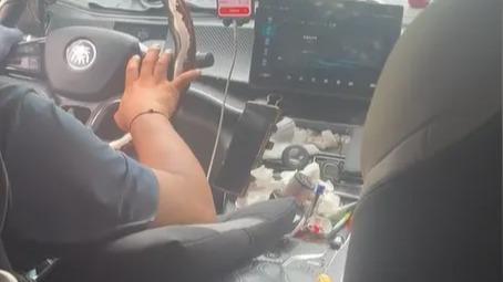 打了辆臭车，脏到想报警！司机打扫的再勤，也不够乘客造的
