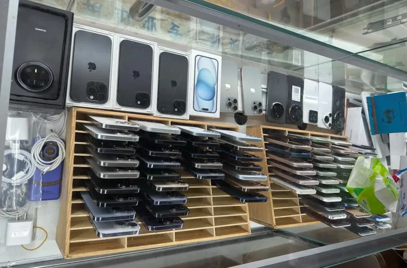 太糟心！宜宾二手手机店遭“假顾客”洗劫，店主狂追100米，还是栽了