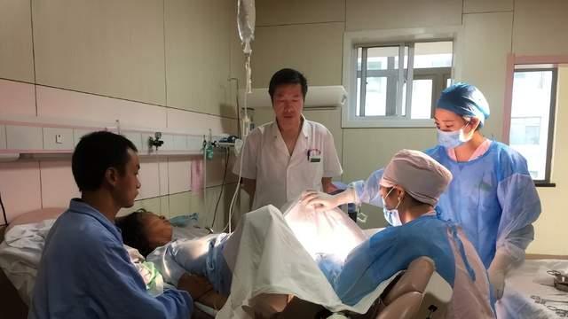 24岁孕妈产下龙凤胎刚要缝合，突然喊道“等一下”，医生当场愣住