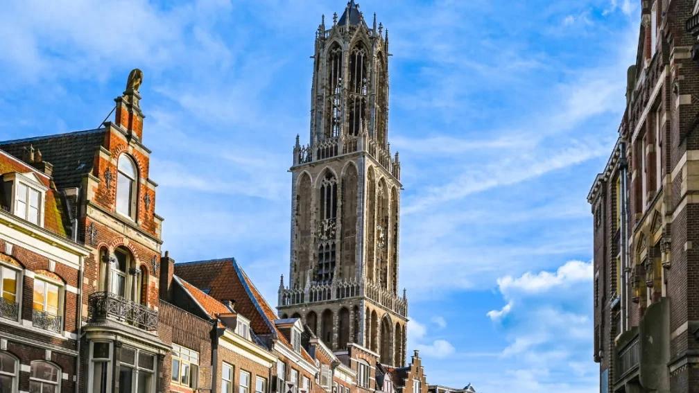 惊险！乌得勒支地标塔楼70公斤钟表指针坠落，刚完成修复就出事