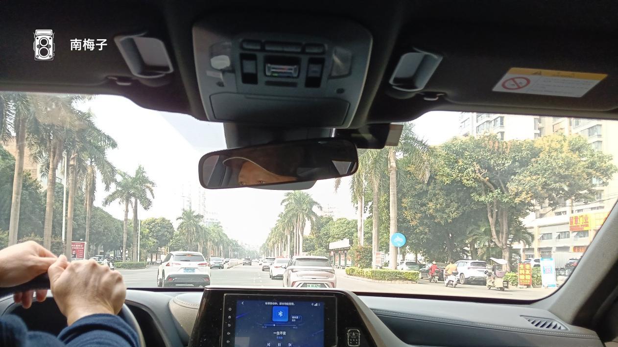 汽油快起价了，我赶忙开车去加油。