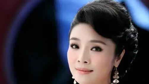 她是正师级歌唱家！60岁依旧未婚，父母去世后才想当妈的她怎样了