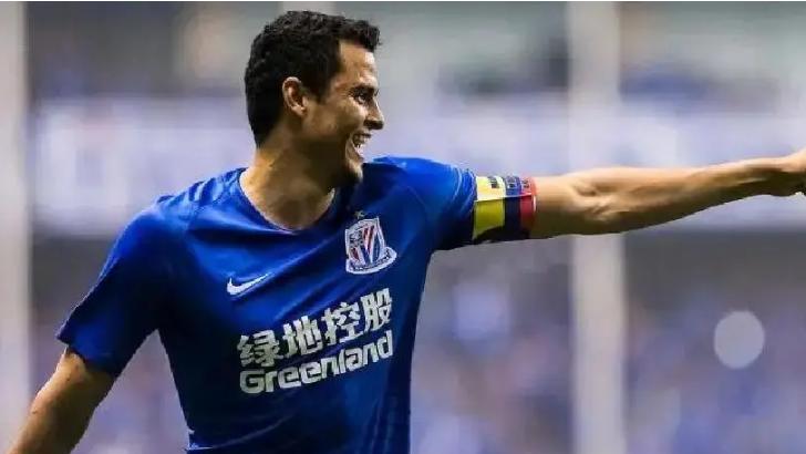 莫雷诺回申花中心“填展示柜”，4月25日源深见