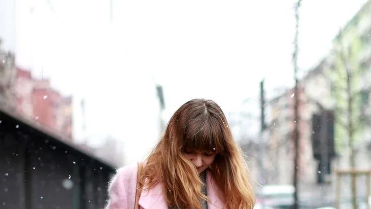 秋冬「粉色大衣」封神，16 种打开方式，甜而不腻才是真高级