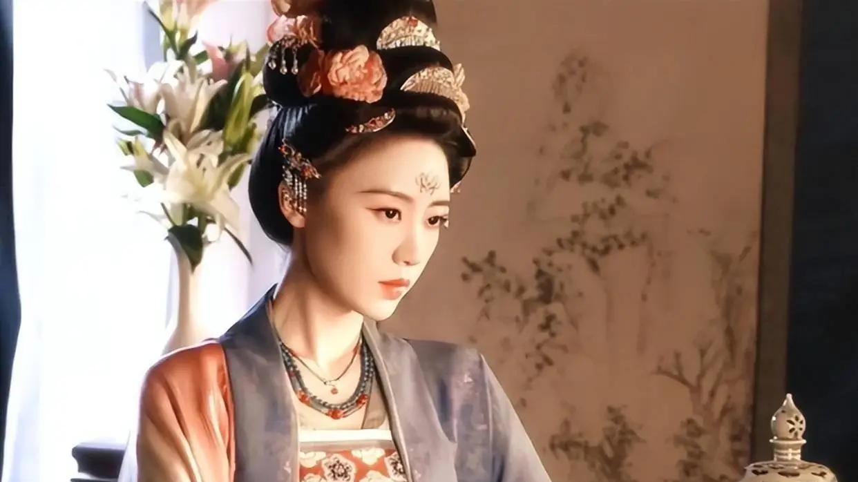 《莫离》：直到太后郭妗薨逝，被贬为庶人，秦筝才知周咸坤临死前一句话，竟救了她一命