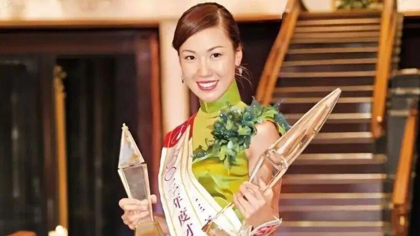45岁李施嬅近况曝光！经历两段失败恋情，如今风韵犹存却还是单身