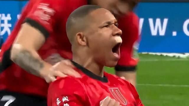 0转会费捡漏？青岛单季11球大腿免费投奔蓉城，首秀带伤打脸老东家