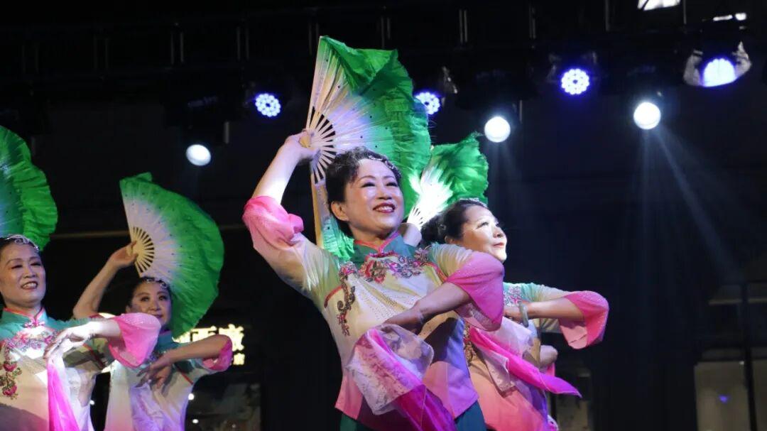 2026年市南区社区大舞台·全民时尚秀广场舞展演燃情上演