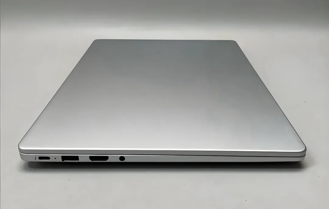 销售专员家庭遇上变故，申请离职，老板同情她让居家办公，结果她要求公司配电脑，装宽带，还提了一大堆其他