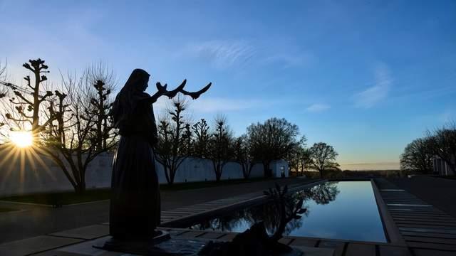 荷兰移除二战公墓黑人士兵纪念牌引众怒，特朗普政策成幕后推手