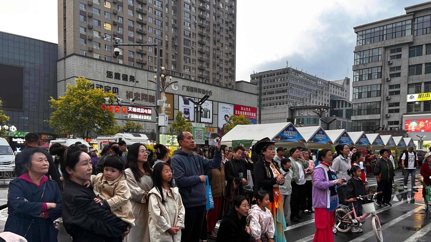 13支社区艺术团齐献艺 浑江端午氛围提前拉满 “多彩鸭绿江·渔悦龙山湖”端午文艺汇演热闹开场