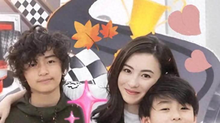 张柏芝儿子恋情疑曝光，从46岁教练换成了阳光辣妹，情史过于抓马