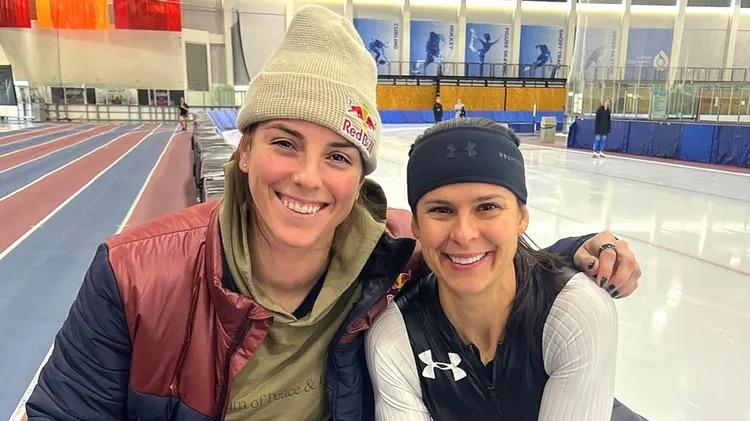 从北京到米兰，美国女子冰球队长与女友宣布订婚