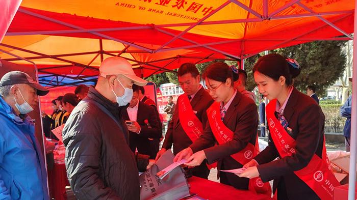 农行邢台邢东支行：“小礼品”传递“大安全”