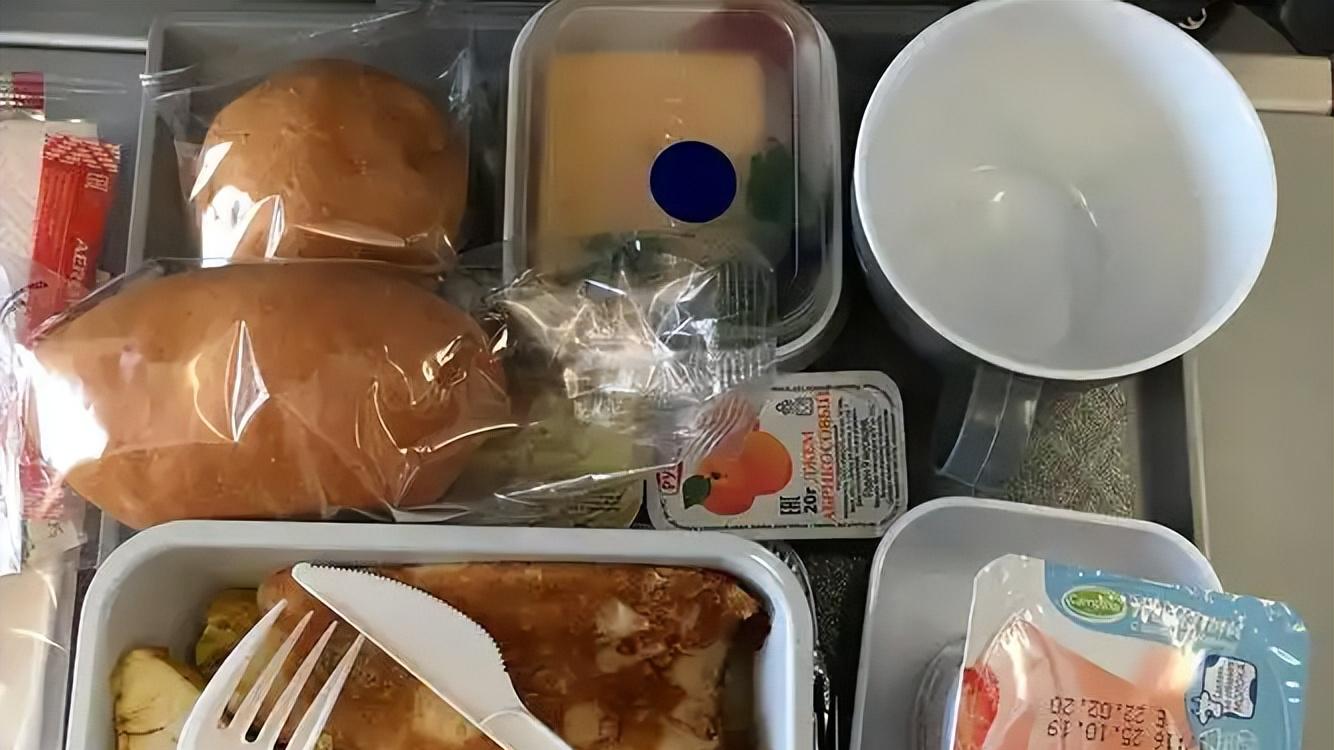中国飞机餐VS国外飞机餐，看完“印度”，手里的餐“不香了”！