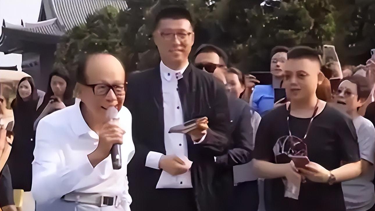 身家超3千亿李嘉诚露面！在长子陪同下拜佛，未见李泽楷现身