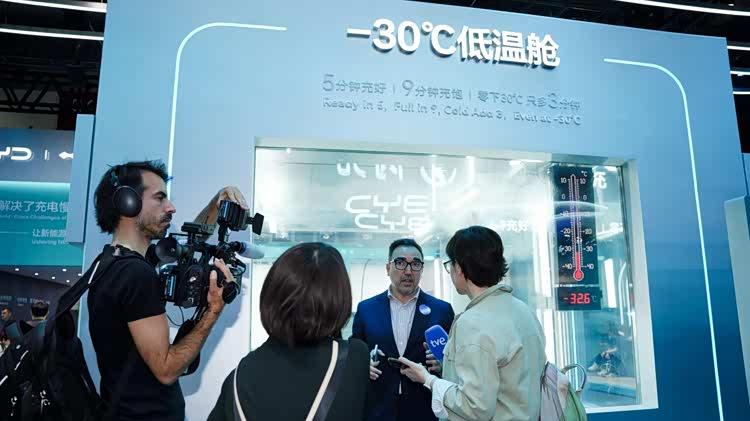 北京车展E3馆刷屏全球：比亚迪用硬核技术赢得世界瞩目