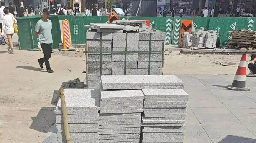 完工半年多的东中街步行街出现大量破损地砖