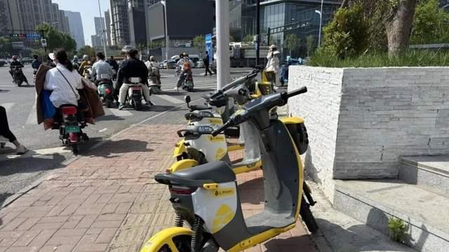 “松果电单车”济南“裸奔”上路，未悬挂号牌引市民担忧