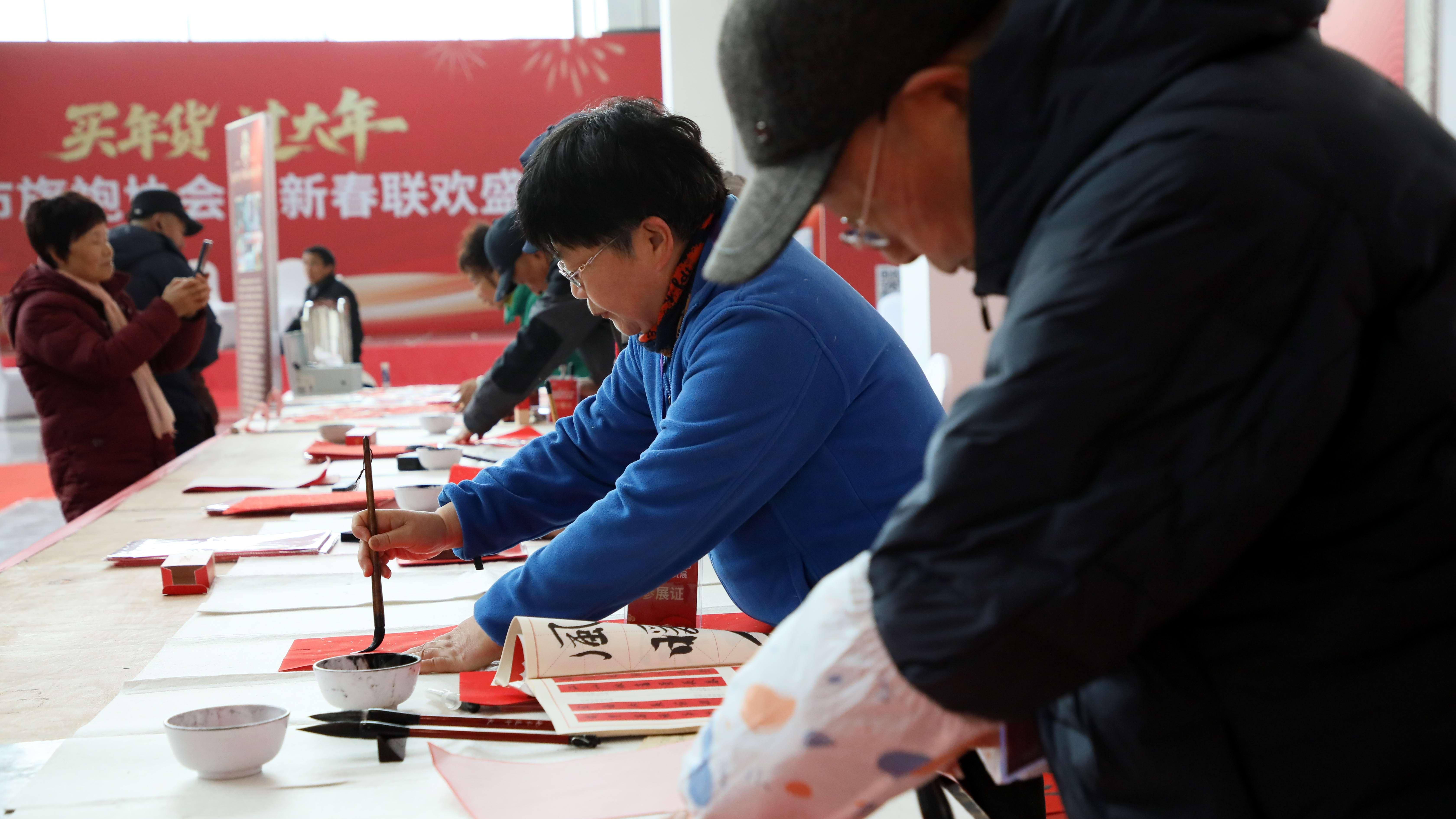 安徽芜湖：丹墨传情四秩春 银发送福暖江城