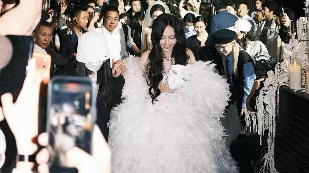 一袭白羽礼裙惊艳全场