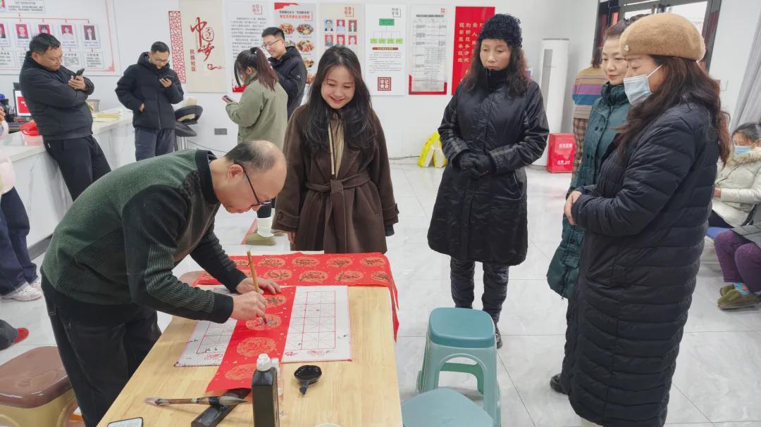 信阳市五里墩街道民族路社区联合市供销社开展春节慰问活动