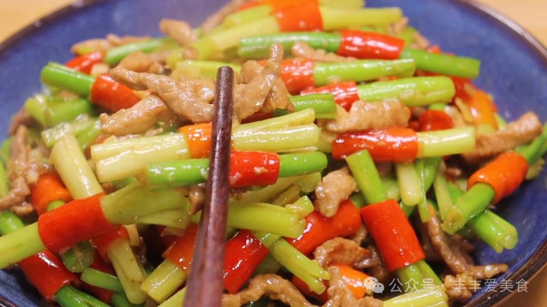 炒蒜苔时，切记不要直接下锅炒，教你这样做，脆嫩入味营养又下饭