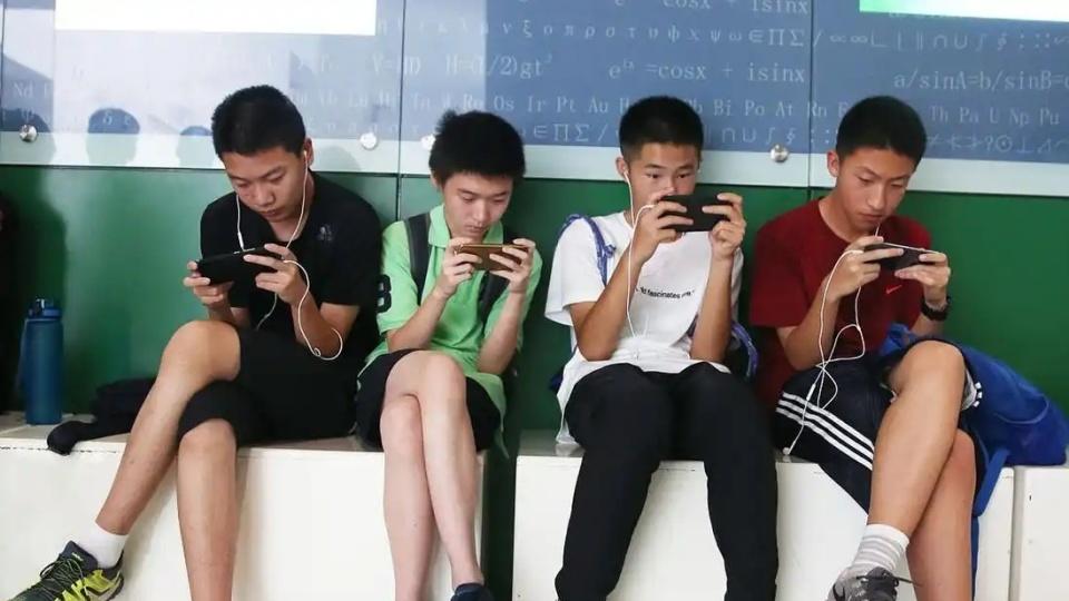 为什么一大批专家侃侃而谈，却没有办法管好中小学生玩手机？