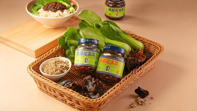 三晋十一娘摘蒙花下饭酱，油润不腻，百搭三餐，懒人干饭必备