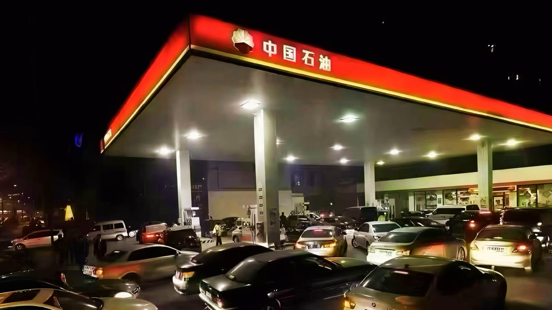 油价重回9元时代，迪子插混车主从容看戏