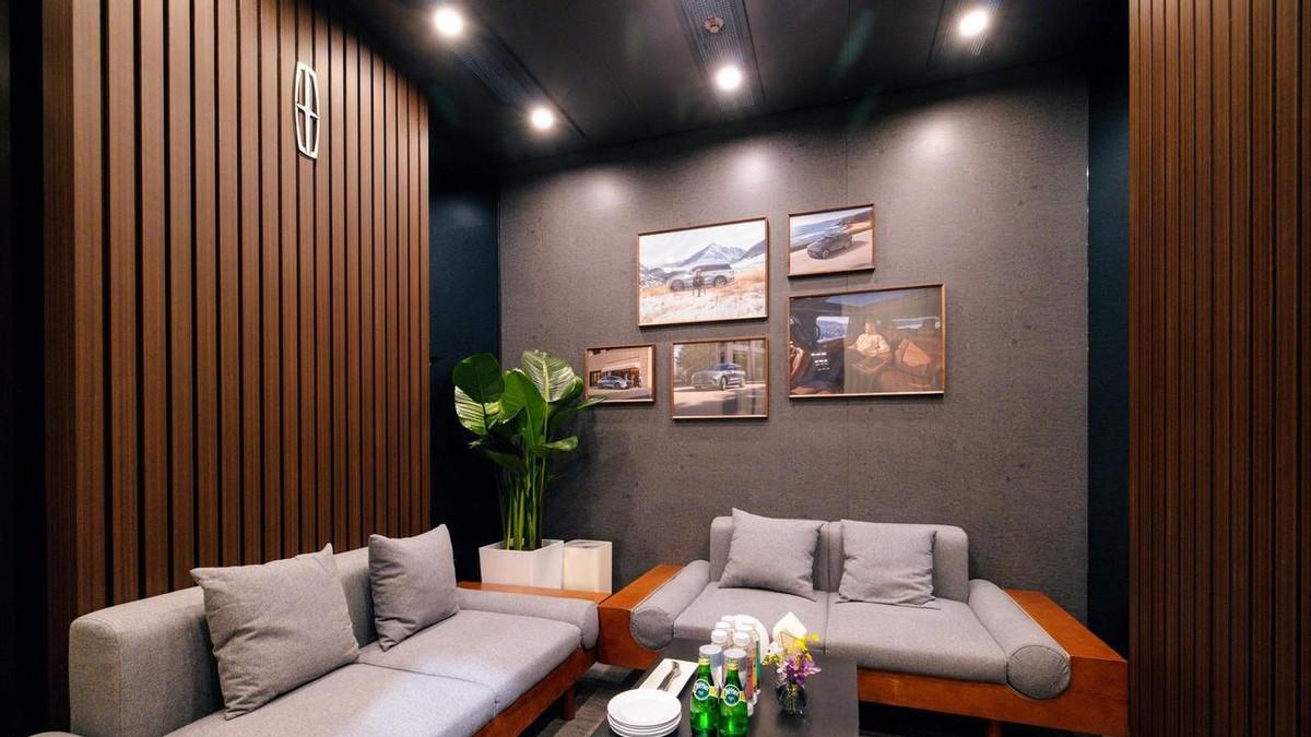 避坑！林肯冒险家vs凯迪拉克XT4，性价比差距太大