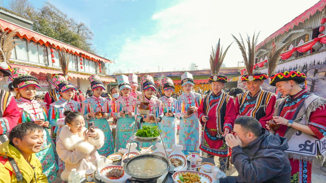 川渝同频共振，传承巴蜀年味！九皇山推出“万人刨汤宴”大型惠民活动