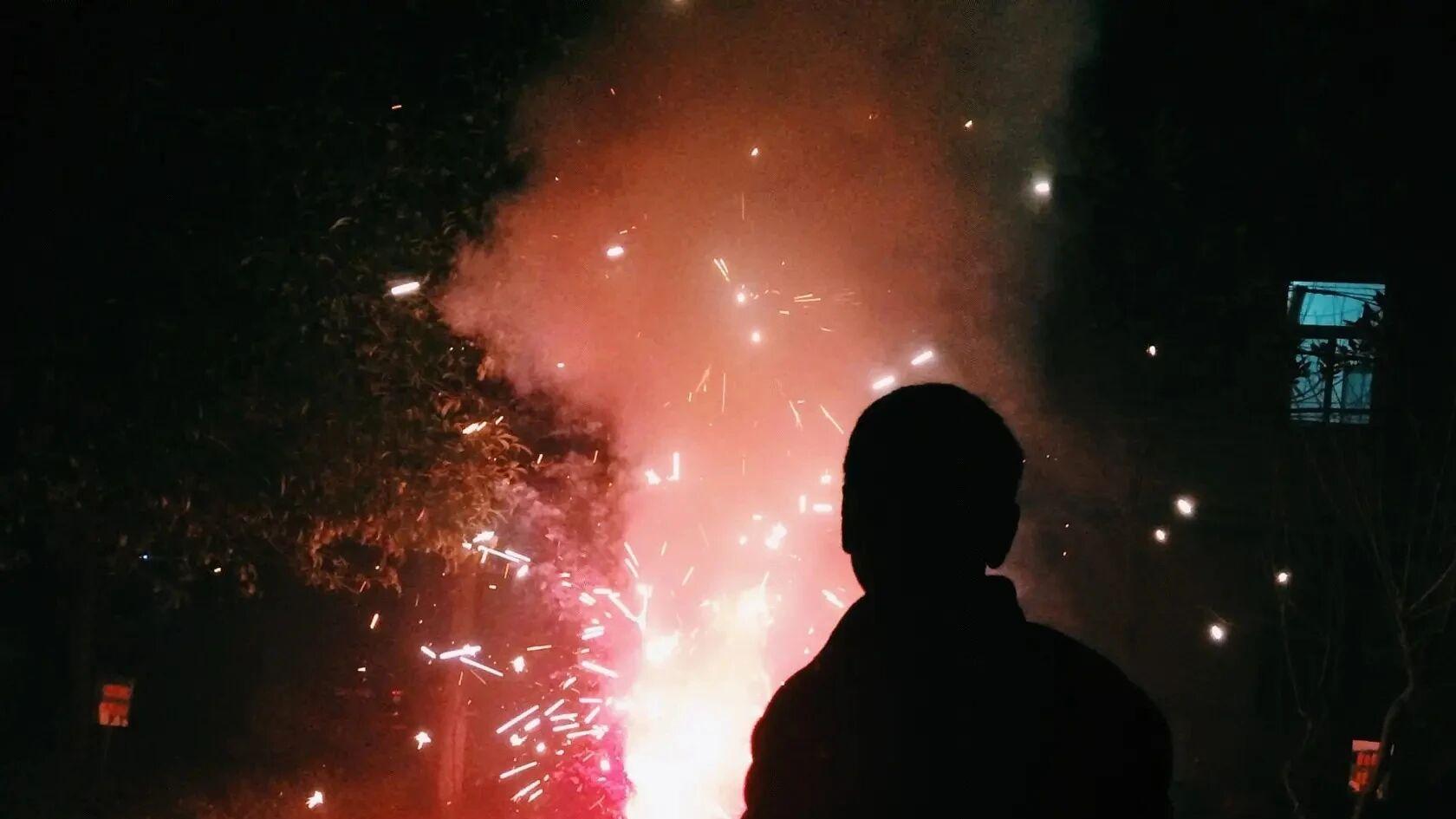 湖南湘阴男子燃放烟花遇炸膛不幸身亡 事发限放区质量问题待核查