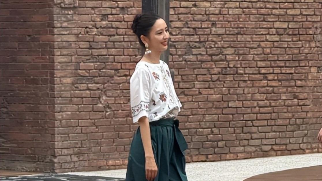 佟丽娅现场即兴跳了一段舞，游客举着手机舍不得放下