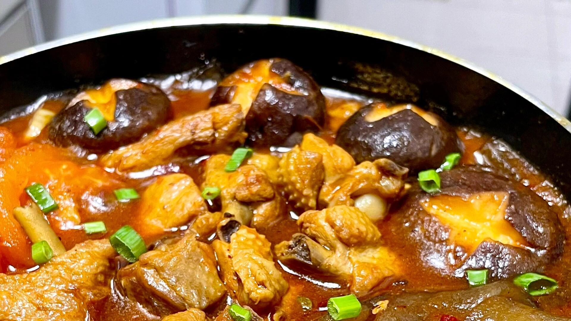 番茄火锅鸡的保姆级教程，鸡肉酥烂，宽粉Q弹，汤汁酸甜开胃，拌米饭连吃三碗！