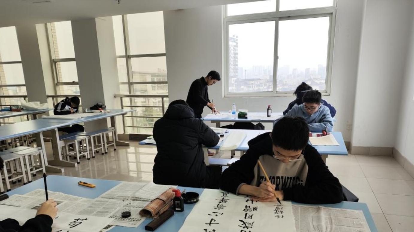 信阳高中举办“笔墨书香，传承经典”书法比赛