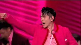 60岁郭富城春晚炸场！与28岁王一博同台零差距，网友：他吃了防腐剂？