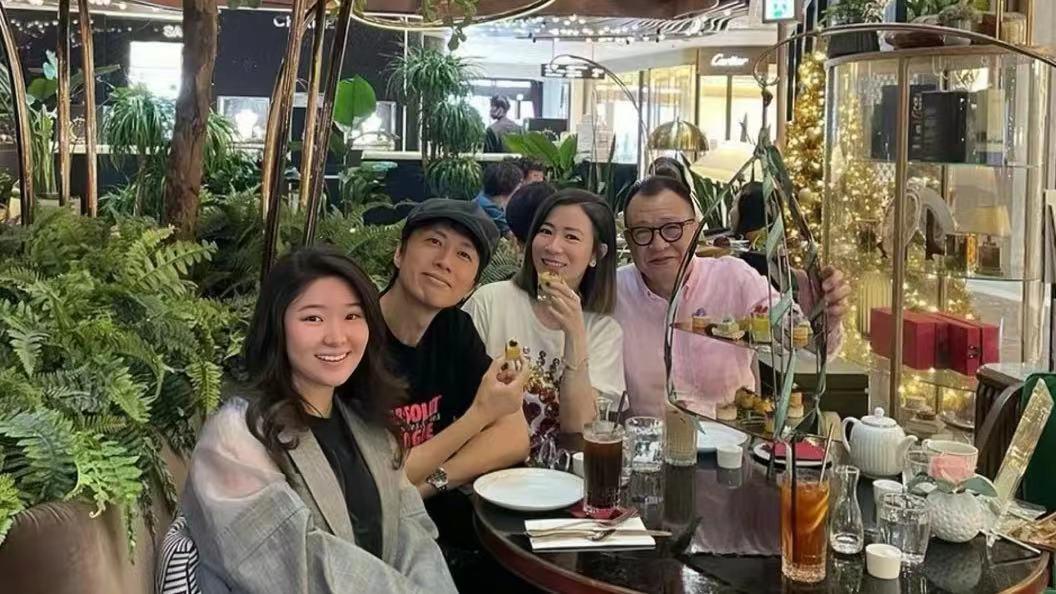 佘诗曼言而有信，许惠菁透露再忙都会联系她和妈妈，还一起过圣诞