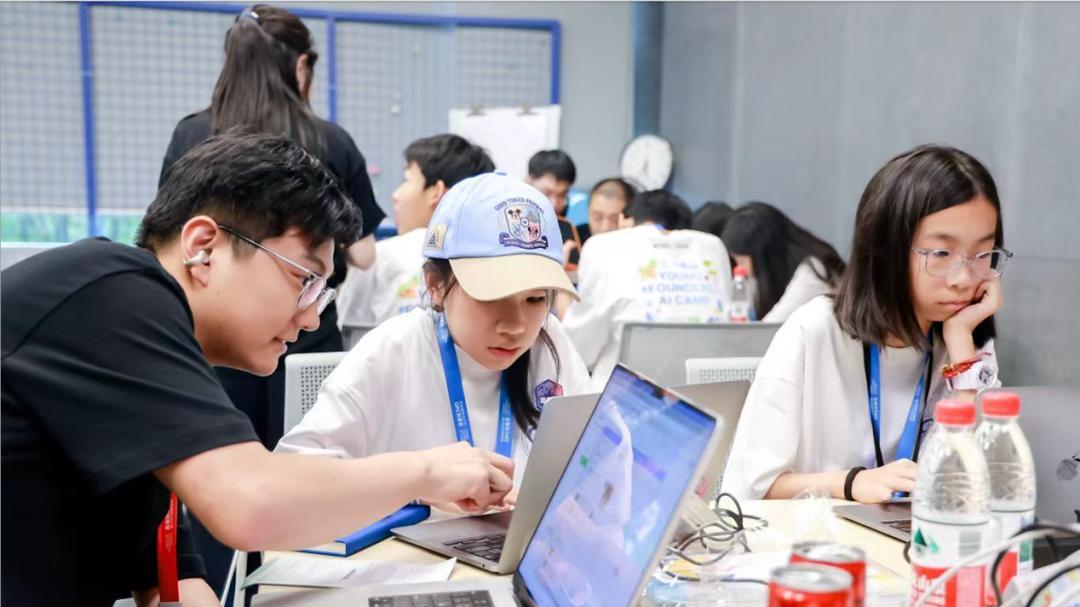 从聊天到创造，AI正在打开一个全民Builder时代