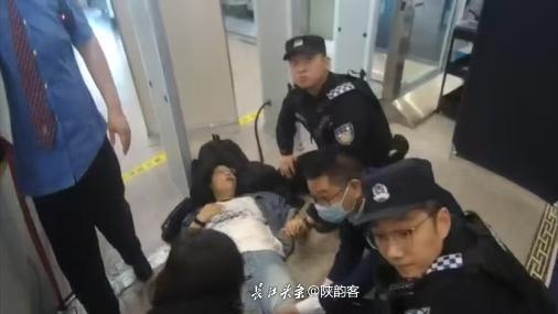 克拉玛依站上演暖心一幕：民警紧急救助晕倒旅客