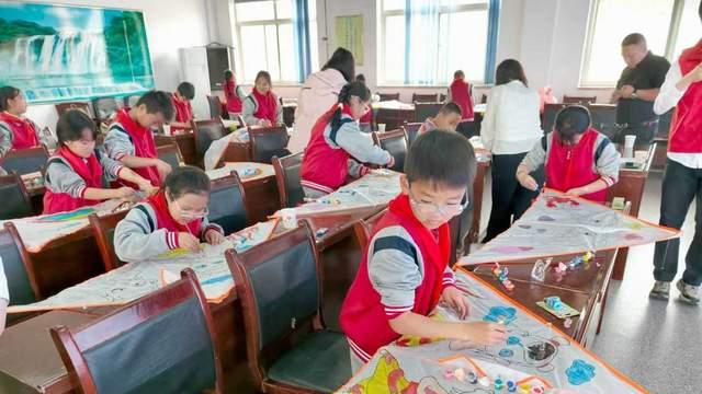 手拉手 携春光相伴成长